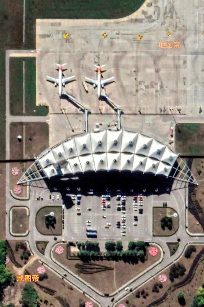 航拍唐山三女河机场,航站楼造型像一轮弯月_腾讯新闻