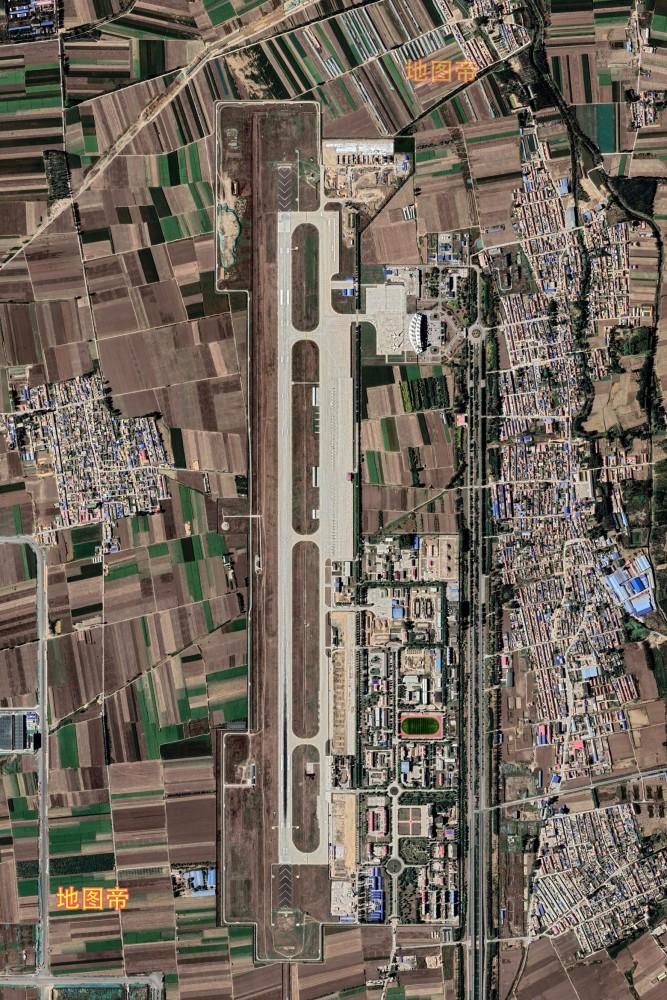 航拍唐山三女河机场,航站楼造型像一轮弯月_腾讯新闻