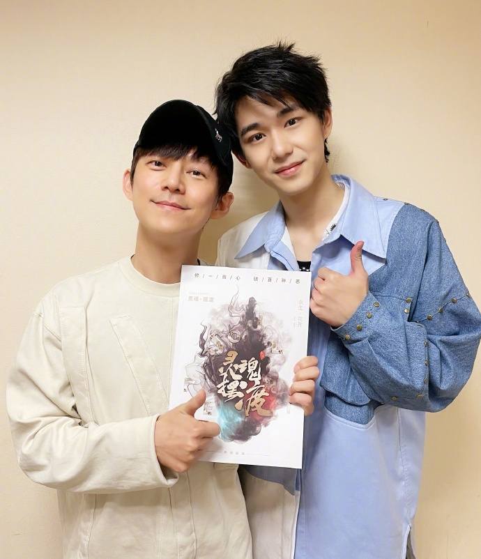 何炅与费启鸣恋爱假的但亲密动作是真与他的摸脸搂腰也太幸福了