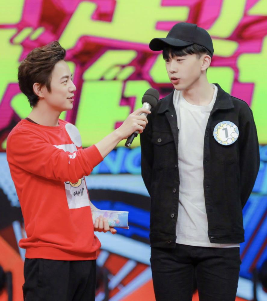 何炅与费启鸣恋爱假的!