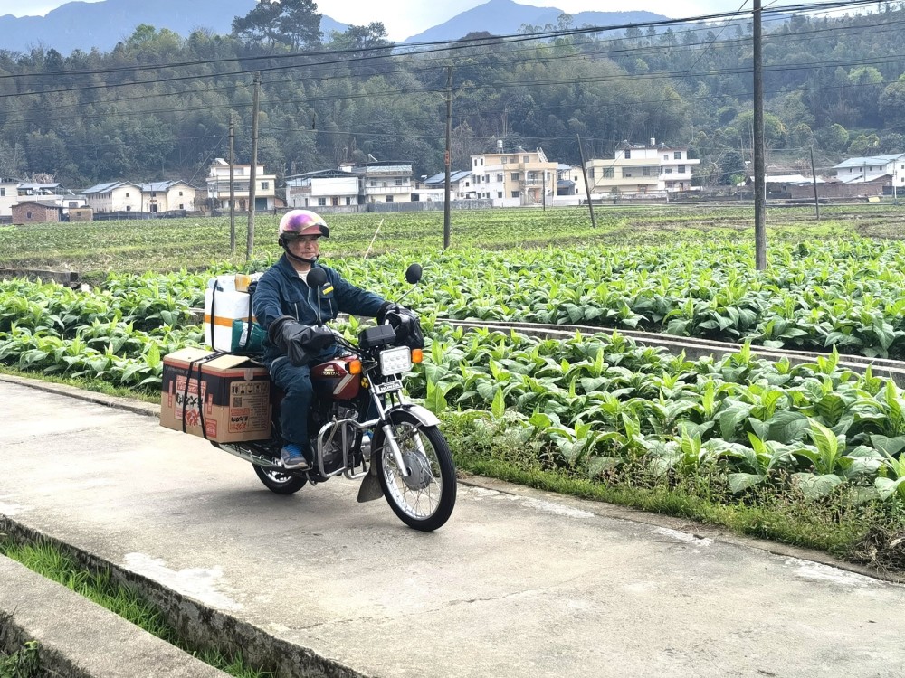 由于出色的邮政投递服务,黄国政先后获得《南方农村