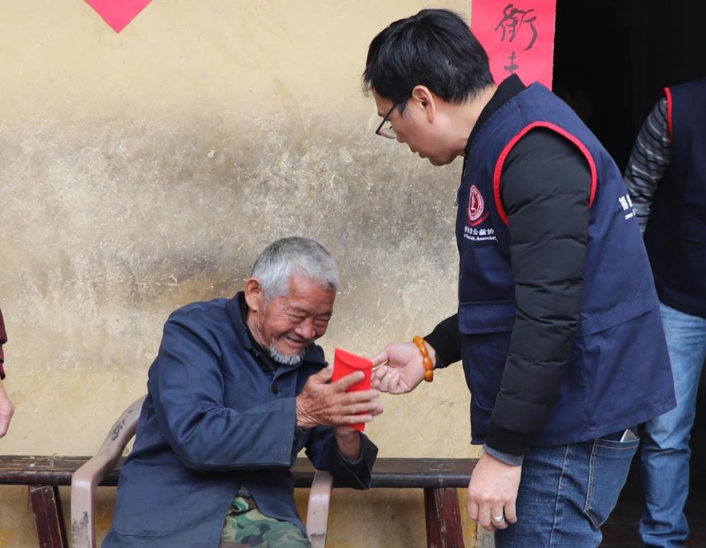 他就是福建省扶老公益协会会长,泉城公益协会会长黄明水