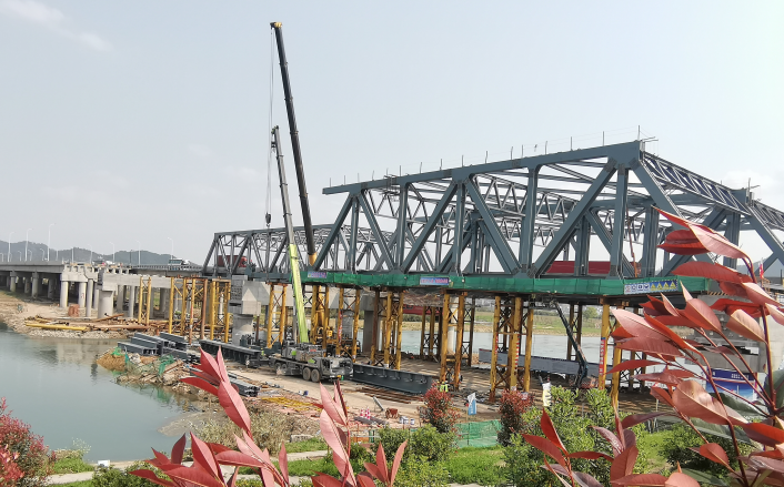 杭金衢改扩建二期常山港大桥右幅钢桁梁安装进展顺利