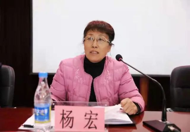 校长柴维斯,党委书记林立民等全体校领导出席会议,全校中层干部参加