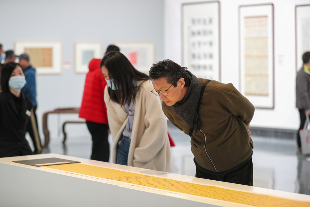 展览展出霍国强的183件书法作品,同时展出元代顾瑛《古树空亭图,元