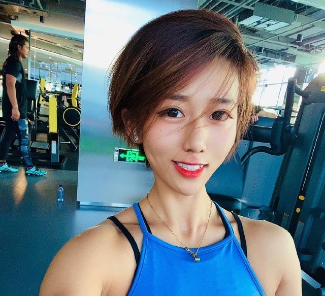 身高180健身女神,刚柔并济展现完美曲线,尽显现代女性魅力!