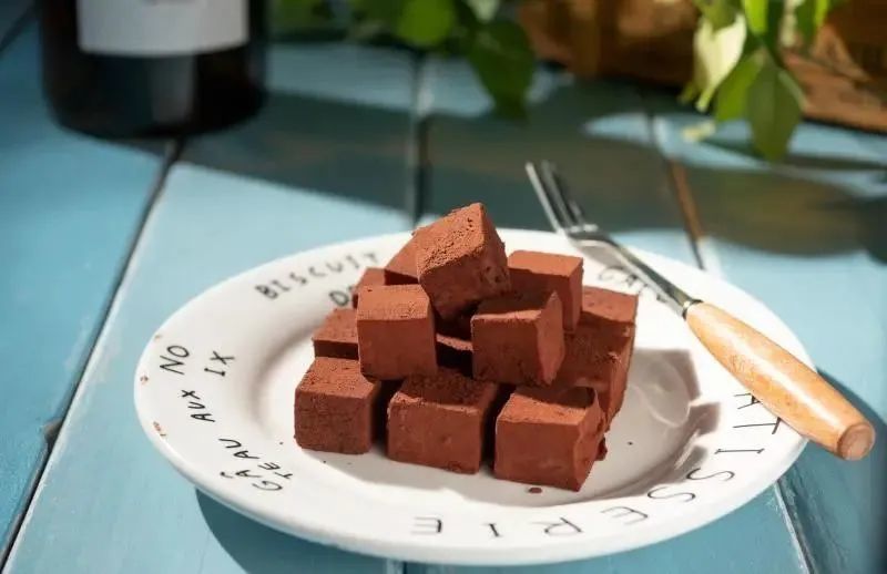 这种甜品用冰箱就能做!分享巧克力小方的做法