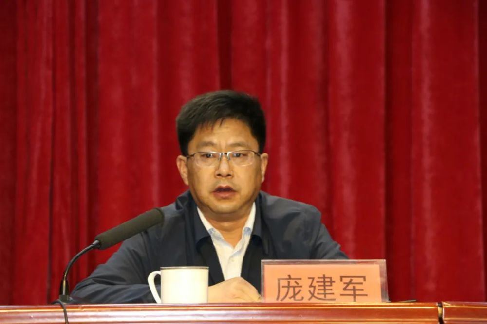 庞建军强调,党史学习教育要把握好教师和学生两个群体,推进"四史"专题