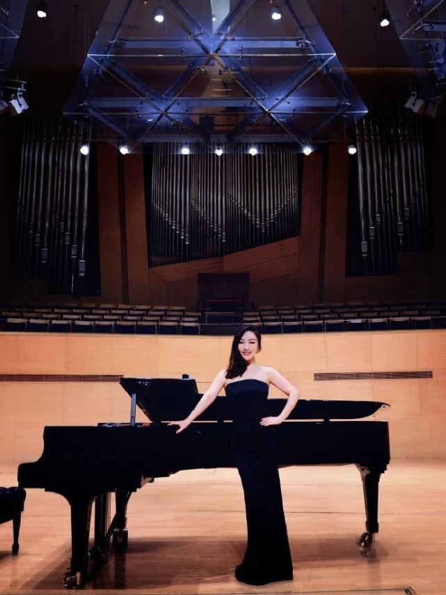 200亿票房先生沈腾的姐姐47岁女高音沈娜漂亮优秀且单身