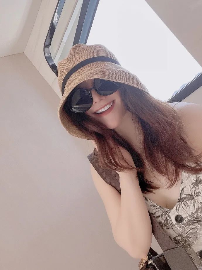 200亿票房先生沈腾的姐姐47岁女高音沈娜漂亮优秀且单身