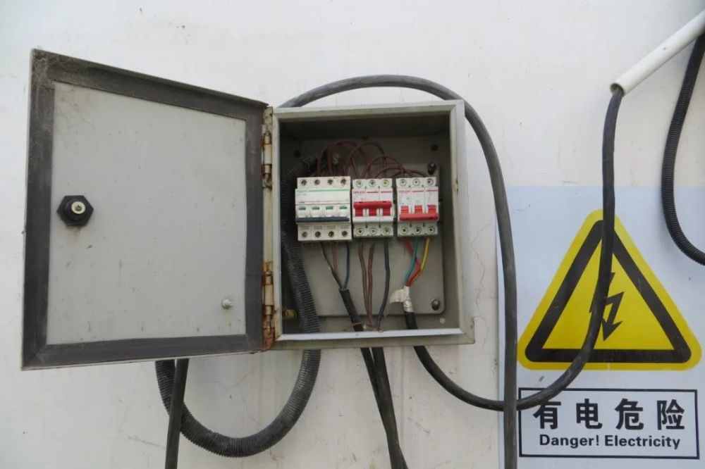 同时配电箱的外壳未采取接地保护,造成配电箱金属外壳带电,马某右手