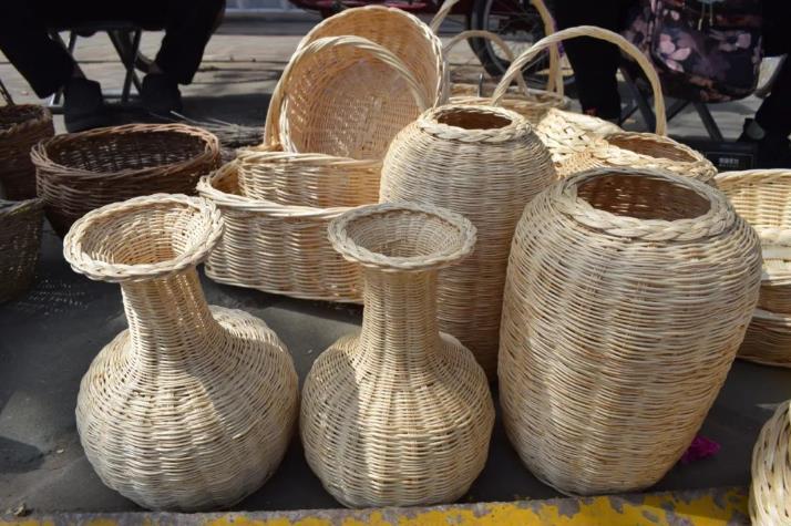 莱西小小柳条变身工艺品老汉巧手编织幸福生活