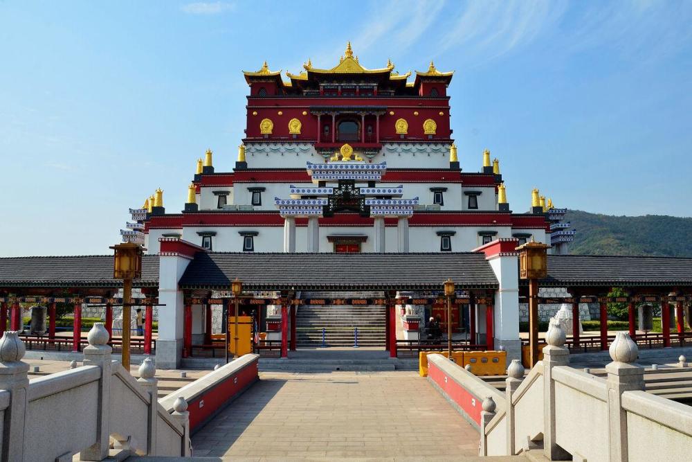 滨,小灵山东麓,景区的主要景点有铜佛像——灵山大佛,华美的灵山梵宫