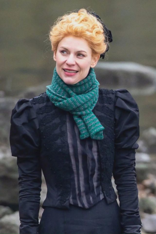 好久不见,抖森新剧剧照来了|抖森|汤姆·希德勒斯顿|克莱尔·丹尼斯