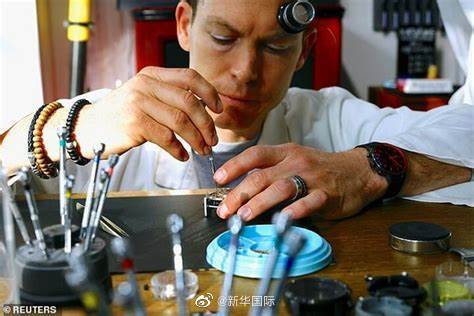 瑞士前国脚利希施泰纳转行当钟表匠