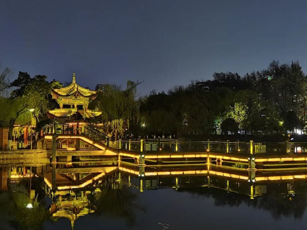 昆明翠湖夜景图片