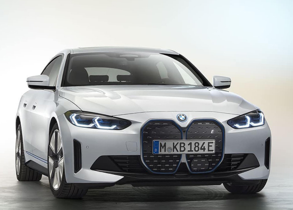 宝马i4首发鼻孔果然巨大4秒破百满电跑590公里