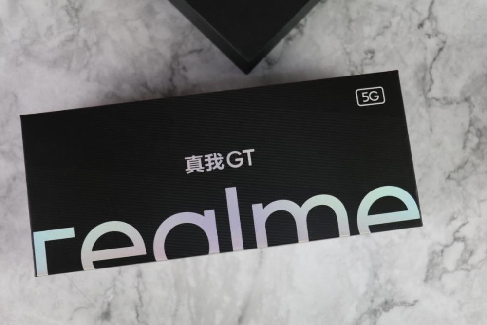 作为realme的首款旗舰机型,realme真我gt的包装相当霸气.