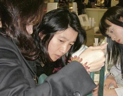 相貌普通的大学女孩,首富之子对她一见倾心,她最终成为千亿首富