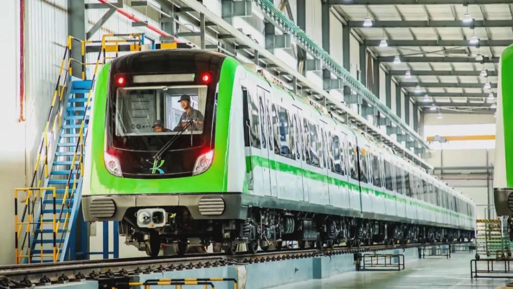 春天的颜色 "株洲造"昆明地铁5号线首列车下线_腾讯新闻