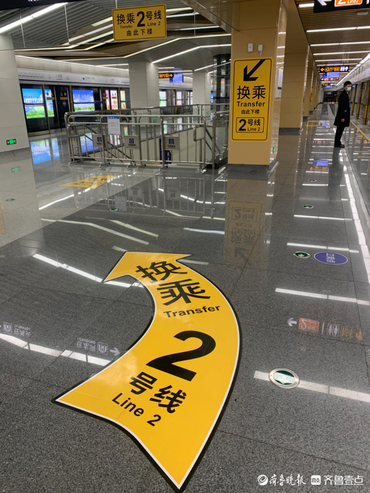 济南地铁八涧堡站内,换乘2号线的指示牌很醒目_腾讯新闻