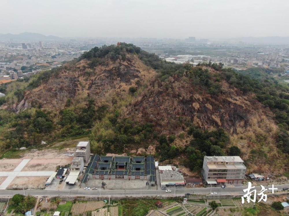 揭东区新亨镇硕榕村罗山发生森林火灾2月1日,揭东分局接到报警称揭东