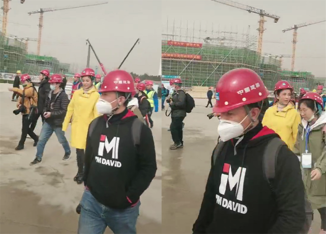 杨坤工地演唱,工人坐叉车围观,网友吐槽:32场演唱会终于开始了