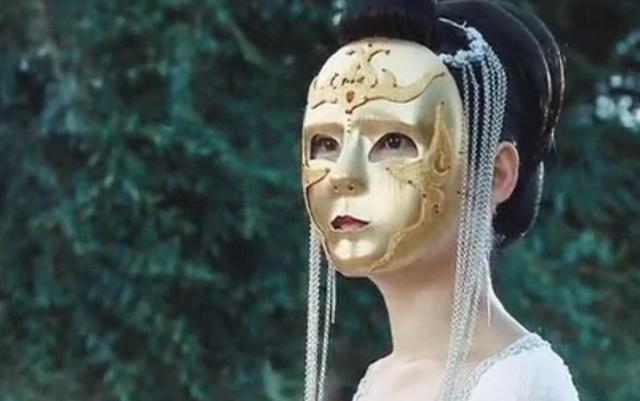 秋瓷炫有不同的装扮,或者是少女的柔弱无助,或者是石观音的高傲冷漠