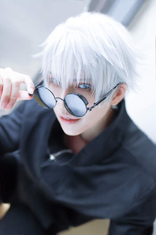 可金发可黑发,那再来看看～ 空灵白发男子:《咒术回战》五条悟的cos又