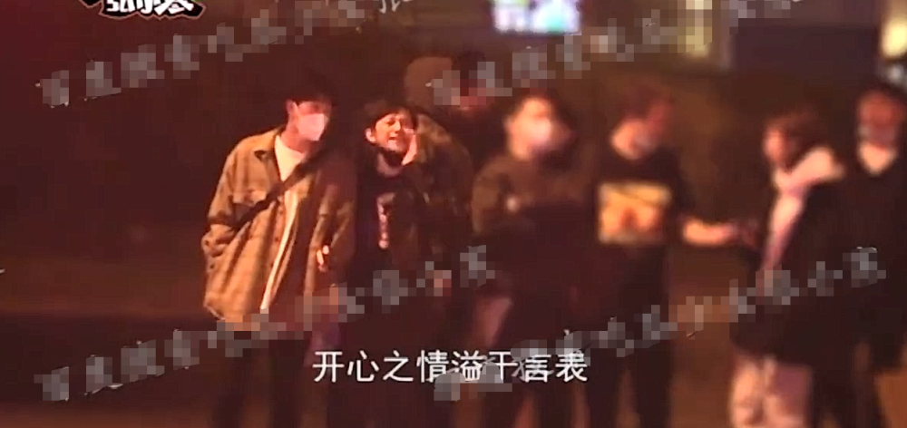 何炅与神秘男牵手被拍对方遭扒疑似费启鸣粉丝列证为其喊冤