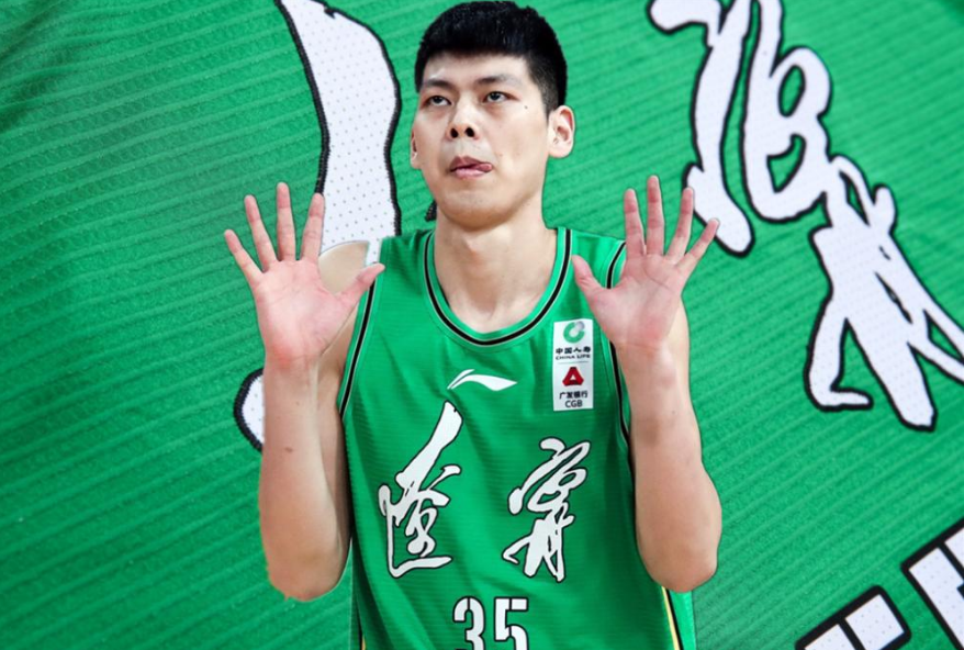朱荣振本赛季从山东男篮作为交换球衣来到辽宁男篮,从一开始的一无是