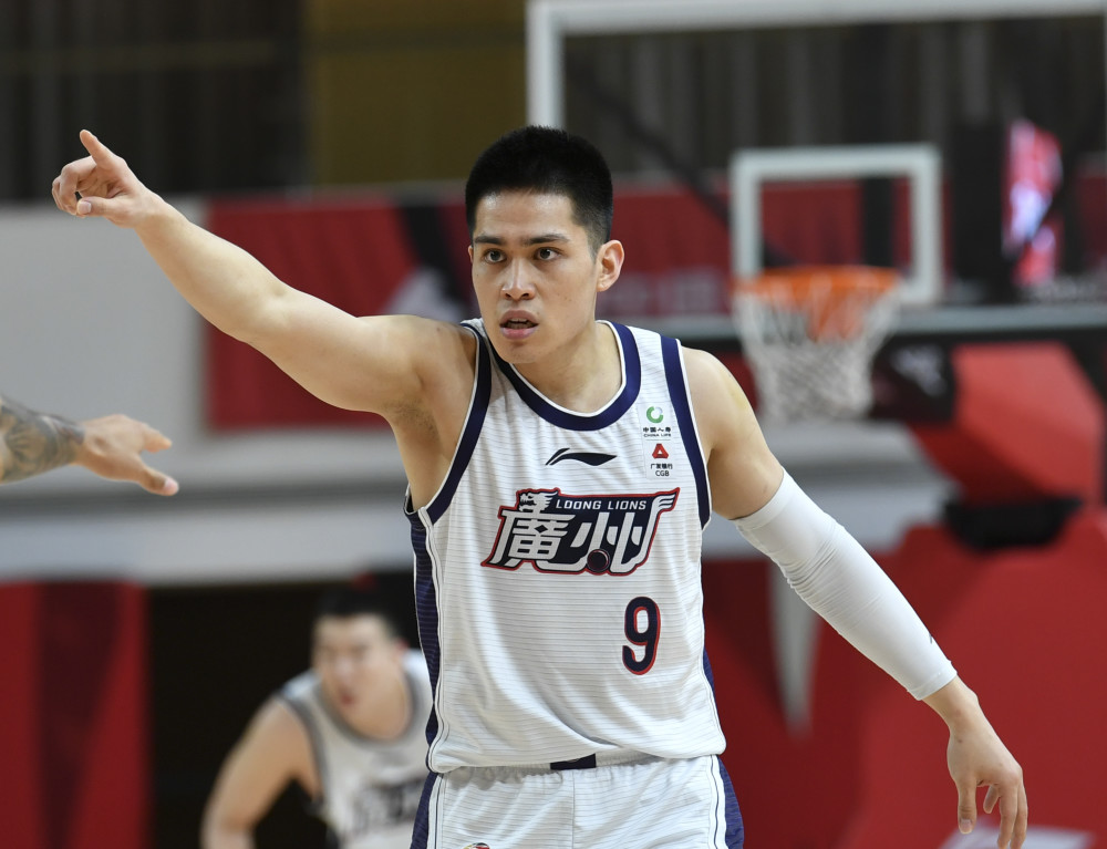 3月17日,时代中国广州队球员祝铭震(右)在比赛中防守北京紫禁勇士队