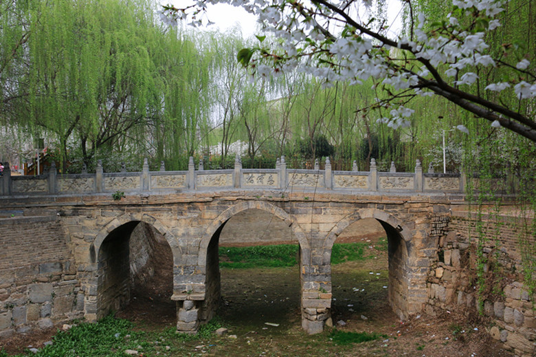 惠濟橋歷史悠久,曾一度繁榮昌盛,遺留下深厚的文化積澱.