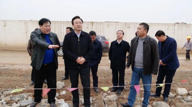 襄南高速项目,南漳县高铁配套基础设施建设项目等地,王鹏实地察看了各