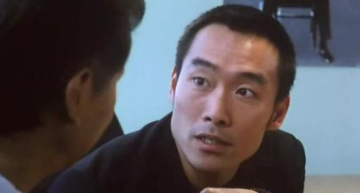 56岁郑浩南再拍古惑仔戴一副红墨镜气势足做完手术刚出院