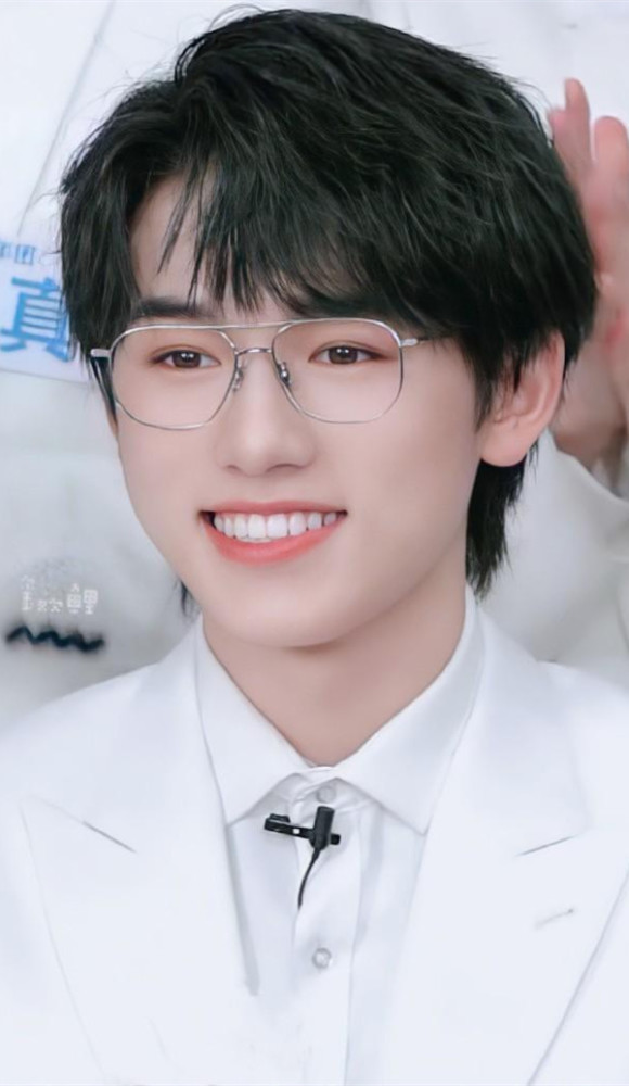 宋亚轩壁纸眼镜抵挡不住的帅气