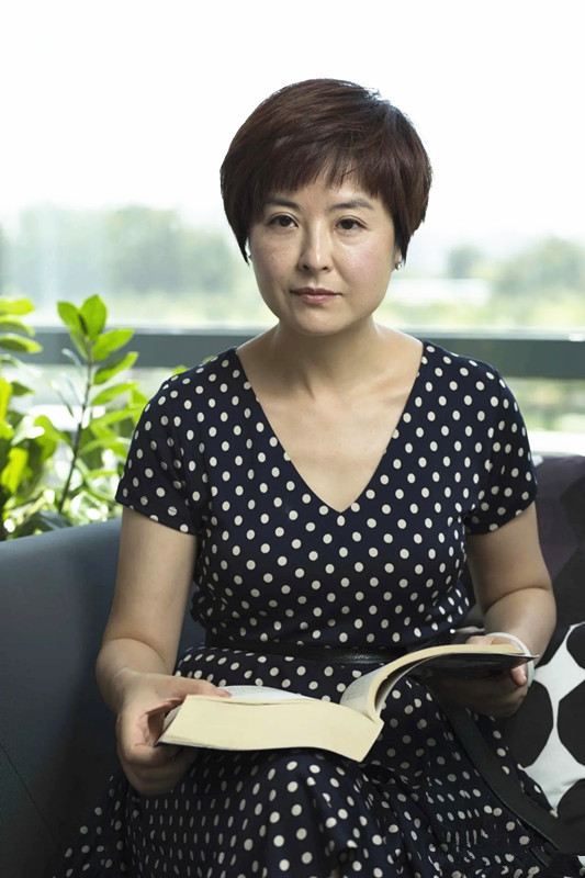 张泉灵从主持名嘴到投资人穿波点裙依然低调气质超群