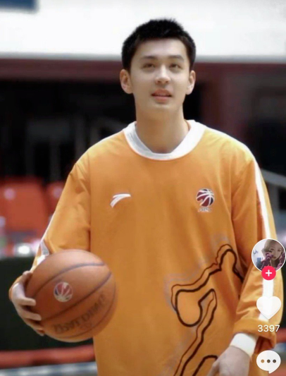 会打篮球的男孩子年纪大了也帅!辽宁篮球队的主教练杨鸣就是例子