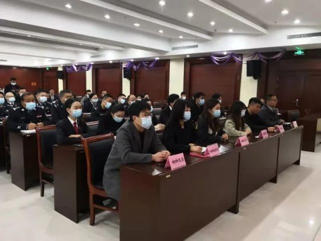 在新闻发布会上,申凯同志向与会人员介绍了桐柏公安队伍教育整顿的