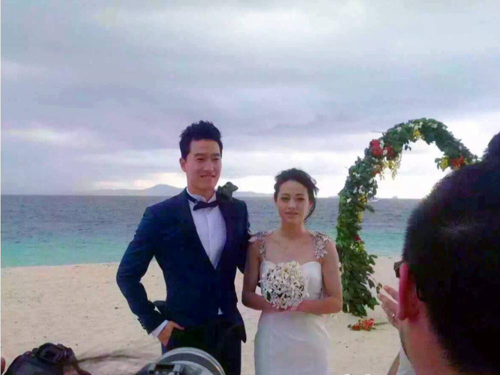 刘翔携妻子现身机场,穿万元情侣装秀恩爱,吴莎戴口罩难掩疲态