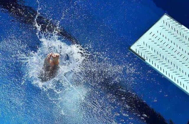 跳水"梦之队"为什么赛前要用手拉拽衣服,真相让人心酸_腾讯新闻