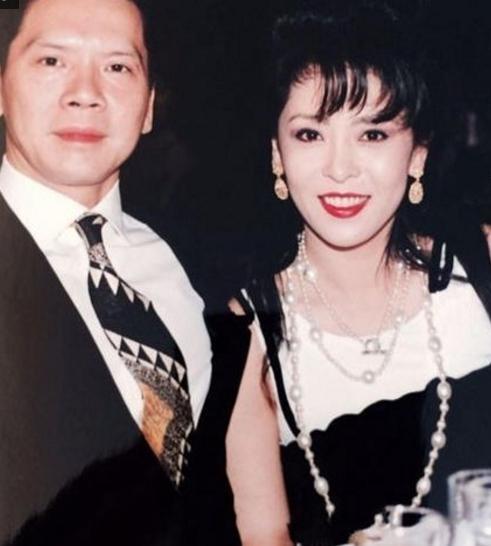 娱乐圈大佬向华强,为何对陈岚唯命是从,如何做到不碰女明星的?