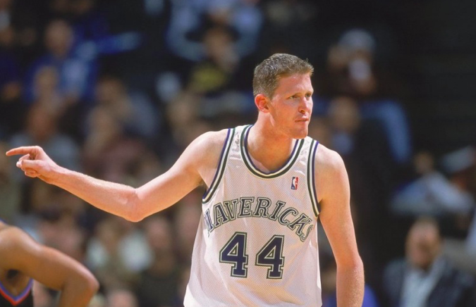 盖帽王大竹竿布拉德利因车祸瘫痪曾是93年榜眼也曾被麦迪隔扣