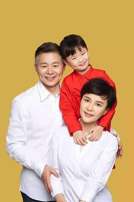 歌唱家王宏伟母亲为他守寡48年娶小12岁娇妻让母亲很满意