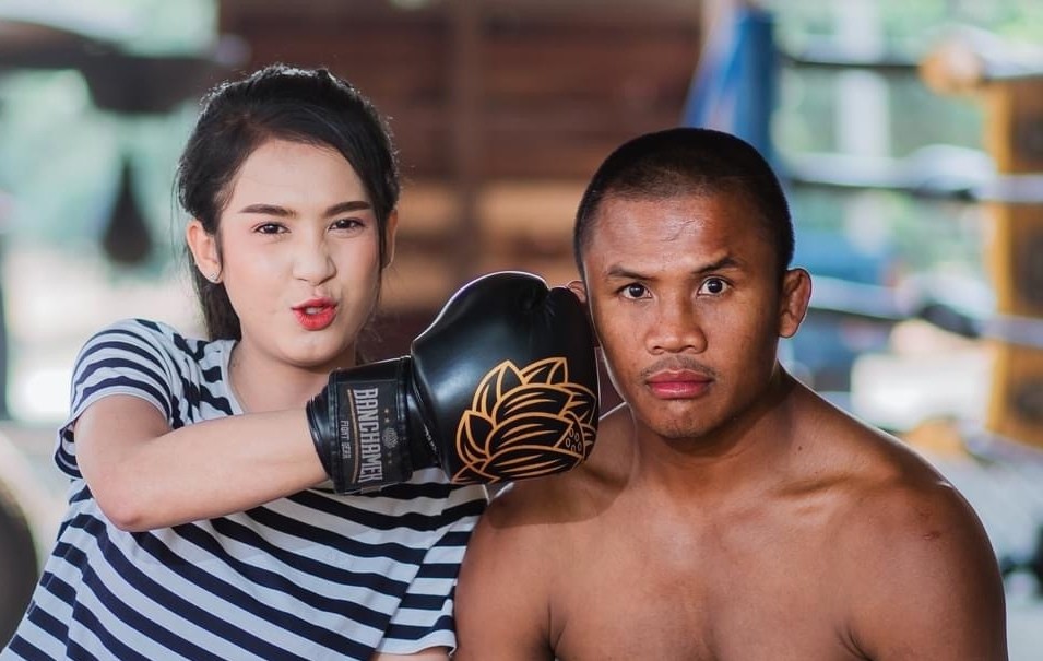 要结婚了?泰拳王播求晒出与美女甜蜜合照,粉丝:我爱上嫂子了