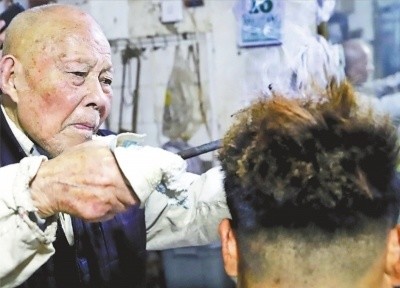 火钳烫头90后爷爷打造最时尚