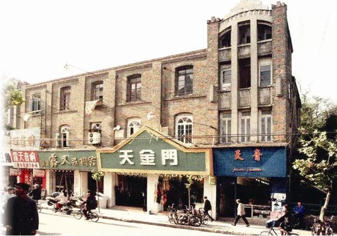 1956年,公私合营期间,温州市区20多家照相馆进行重组合并,成立了露天