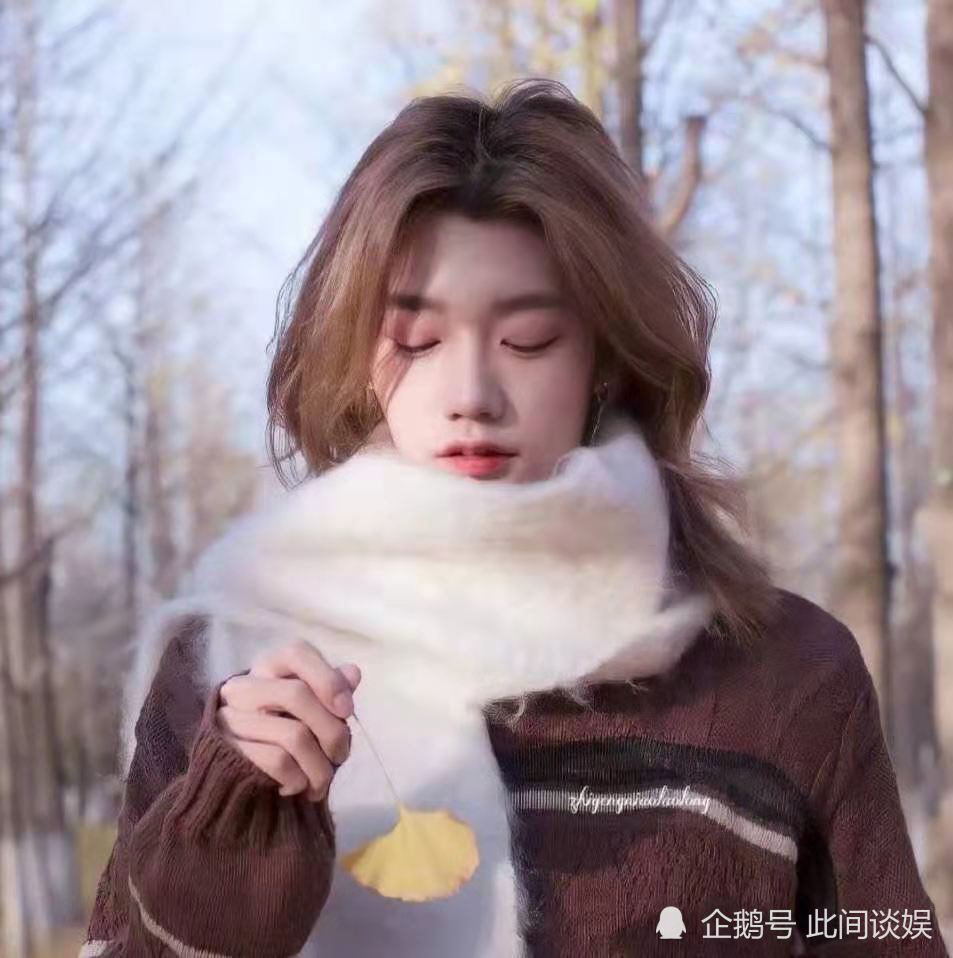 和其他公司成员一起唱跳小鬼的歌《tiger》,长卷微黄色的头发抓人眼球