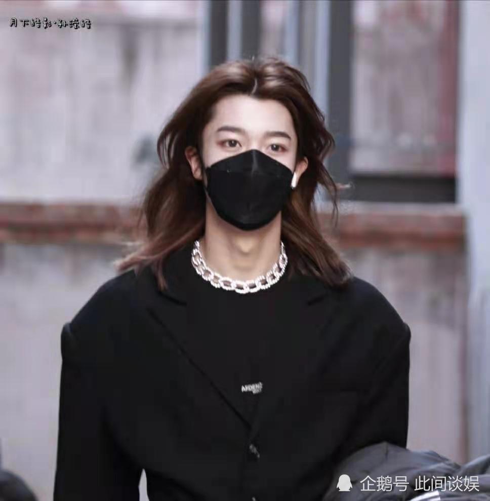 和其他公司成员一起唱跳小鬼的歌《tiger》,长卷微黄色的头发抓人眼球