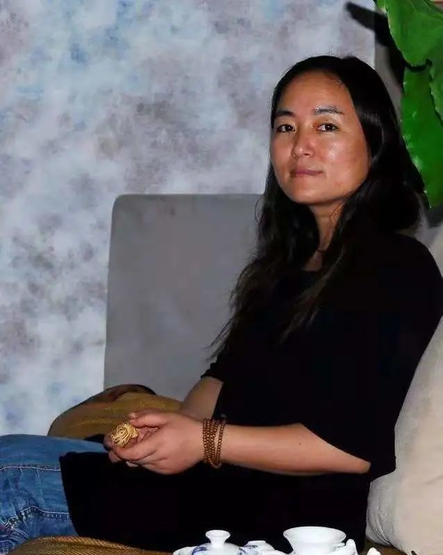 打开腾讯新                    ; 董亚苹 曾用名董亚萍:生于1974年